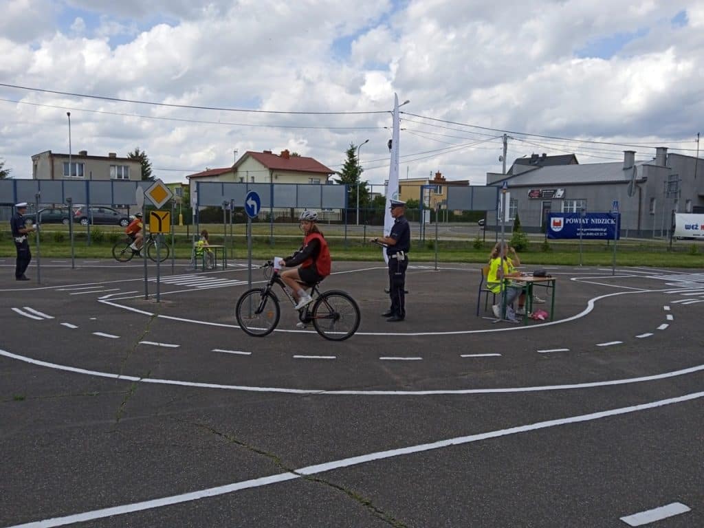 Młodzi mistrzowie bezpieczeństwa drogowego wyłonieni. Oto najlepsi z Warmii i Mazur. - Mistrzowie przepisów ruchu drogowego z Warmii i Mazur. Dorośli mogą się od nich uczyć