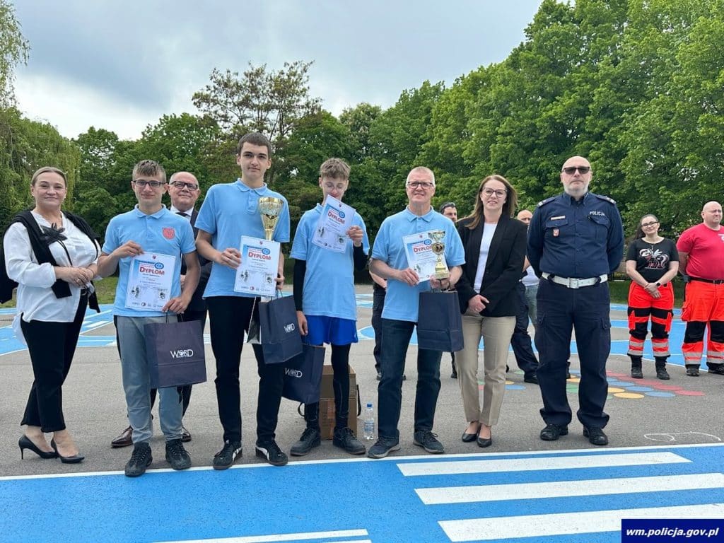 Młodzi mistrzowie bezpieczeństwa drogowego wyłonieni. Oto najlepsi z Warmii i Mazur. - Mistrzowie przepisów ruchu drogowego z Warmii i Mazur. Dorośli mogą się od nich uczyć