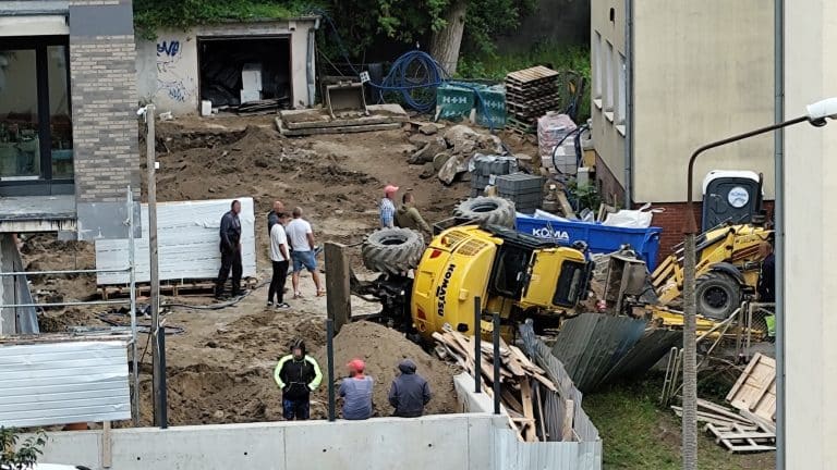 Wywr&oacute;cił się sprzęt budowlany