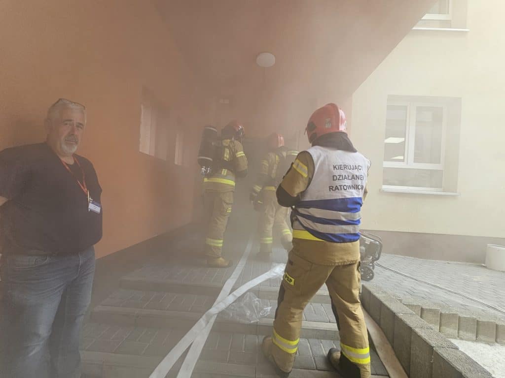 Kilka wozów Komendy Miejskiej Państwowej Straży Pożarnej w Olsztynie przyjechało dziś na sygnale do Szpitala Dziecięcego w Olsztynie. - Straż pożarna w Szpitalu Dziecięcym