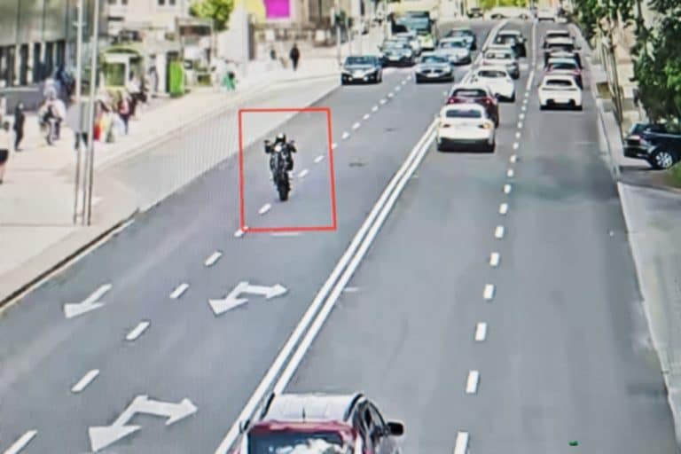 brawurowa jazda motocyklisty