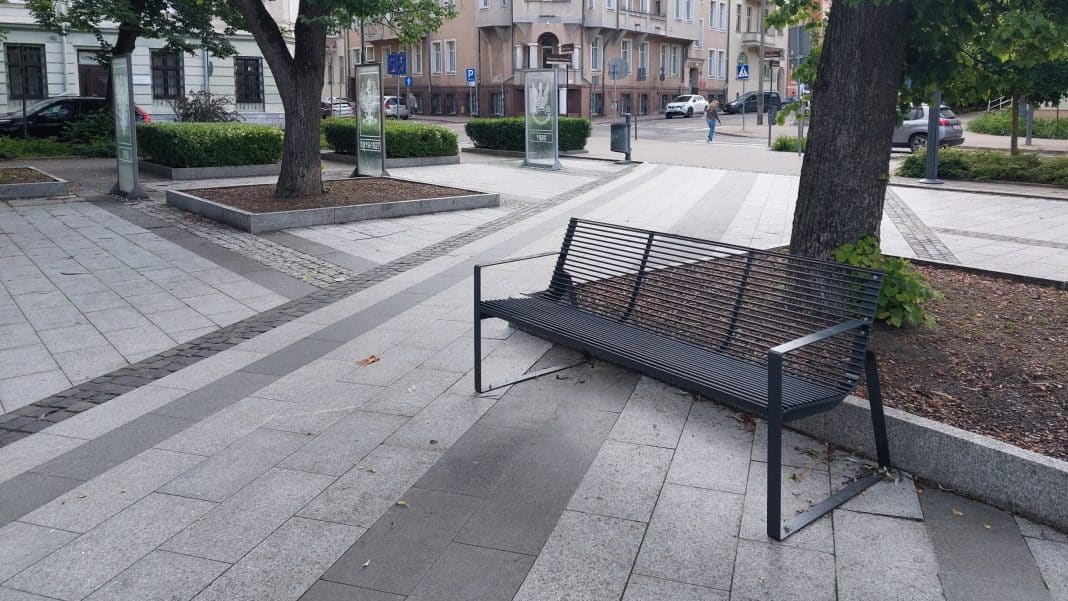 ławka na placu konsulatu