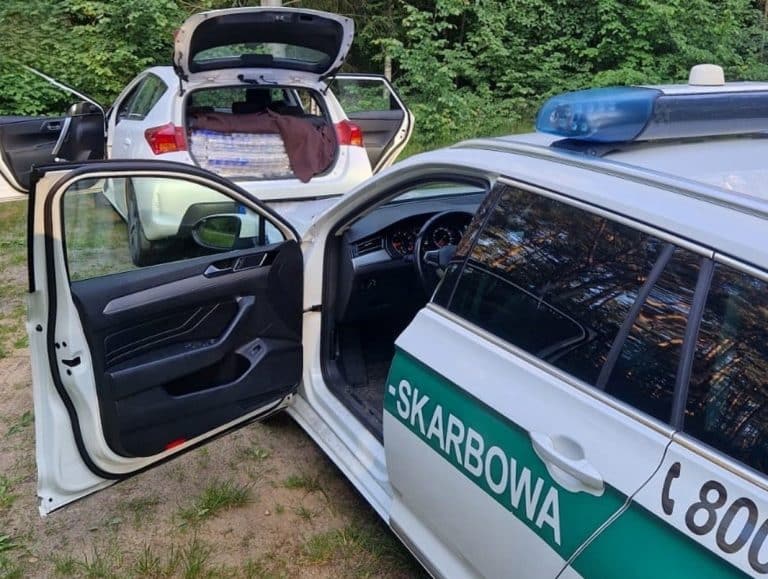 samoch&oacute;d osobowy wypchany kontrabandą