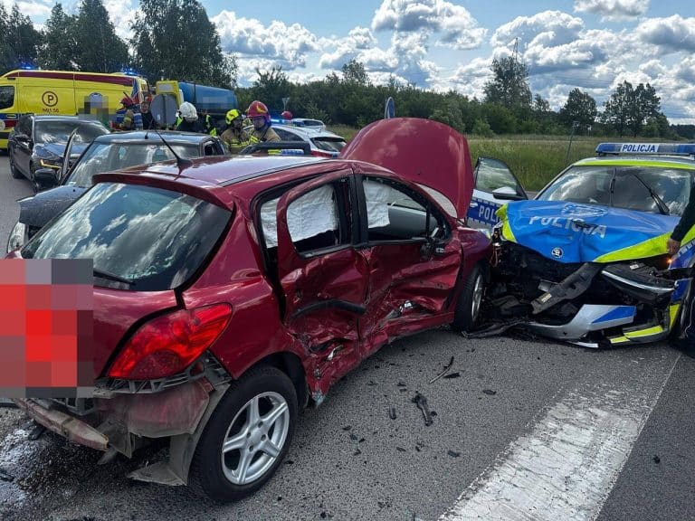 Trzy auta, w tym radiow&oacute;z, w kolizji na DK16 pod Olsztynem