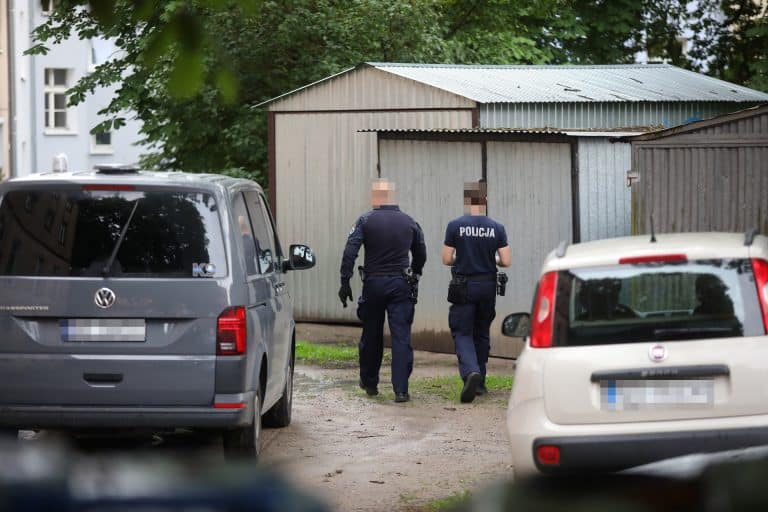 Obława na Zatorzu. Nożownik zaatakował przy dzieciach i uciekł z partnerką