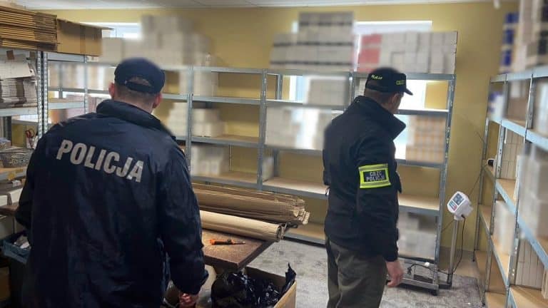 policja odkryła magazyn perfum