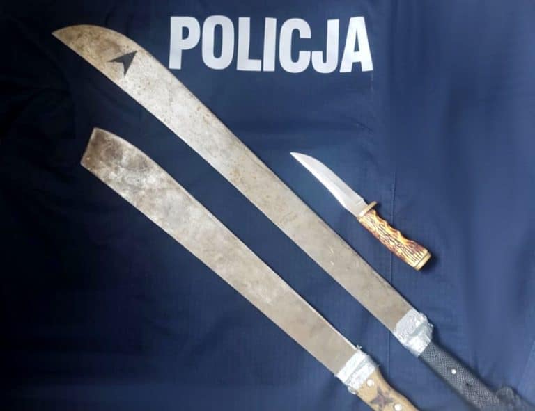 policja zabezpieczyła maczety i nóż