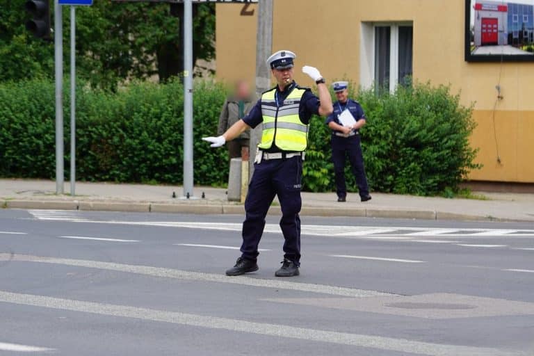 policjant kieruje ruchem