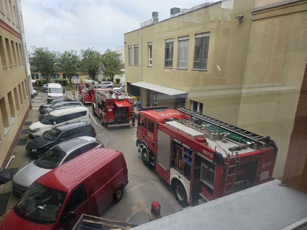 Kilka wozów Komendy Miejskiej Państwowej Straży Pożarnej w Olsztynie przyjechało dziś na sygnale do Szpitala Dziecięcego w Olsztynie. - Straż pożarna w Szpitalu Dziecięcym
