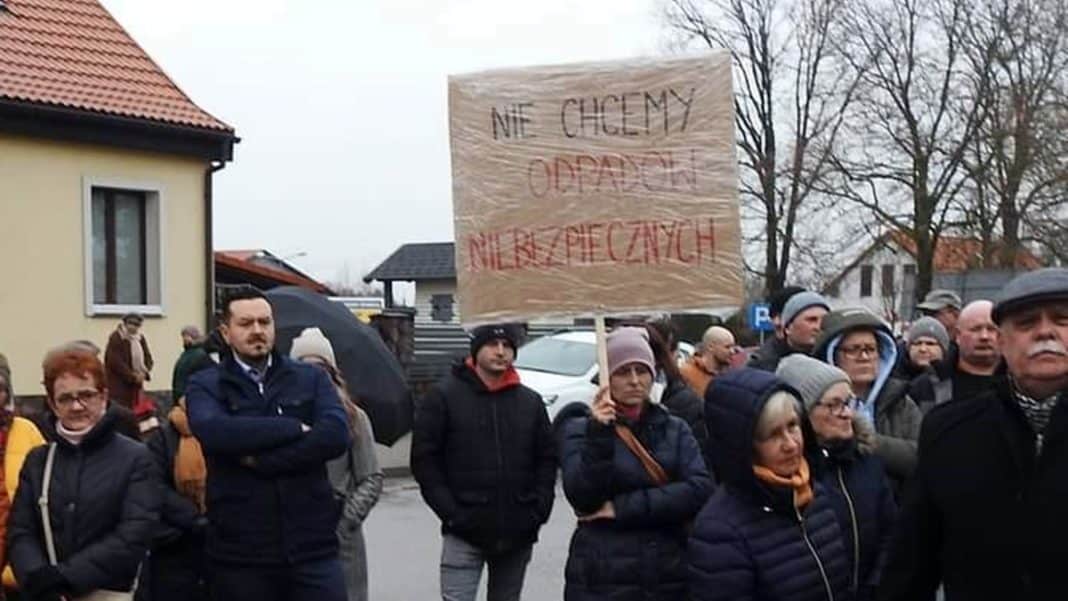 protest przeciwko składowisku popiołów