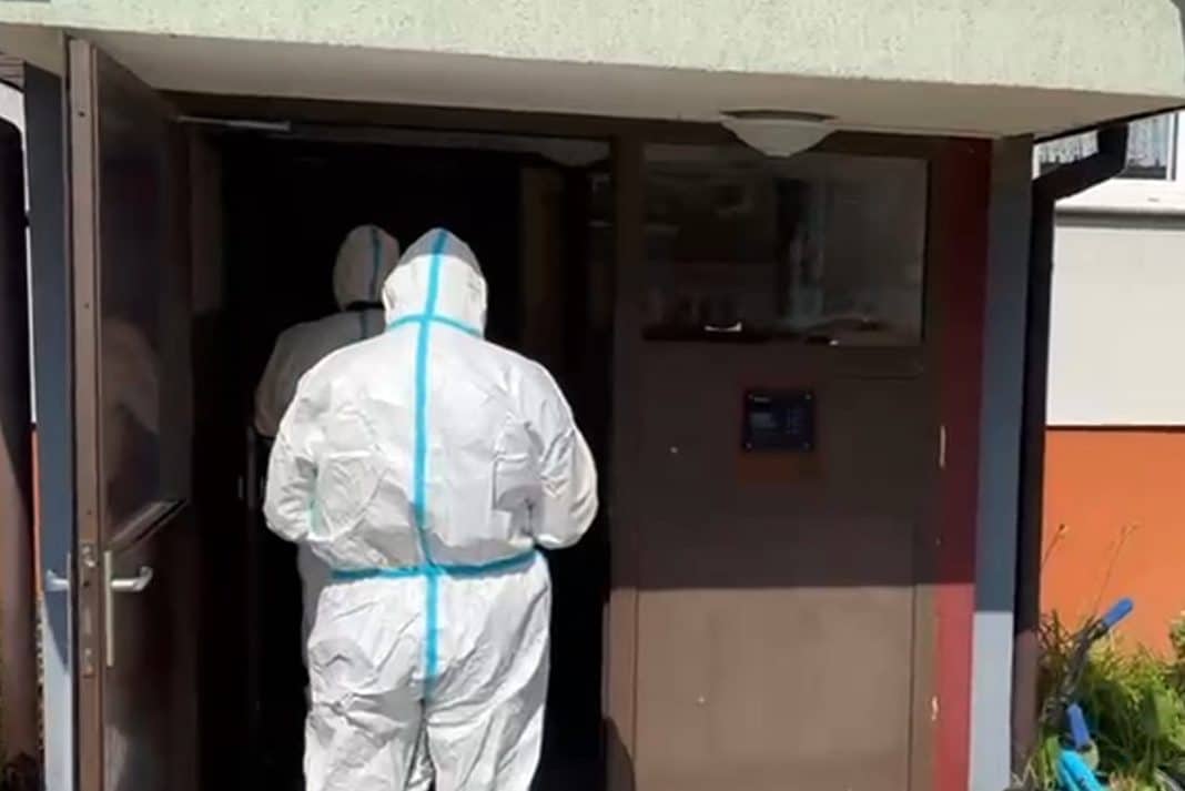 służby kryminalne w mieszkaniu