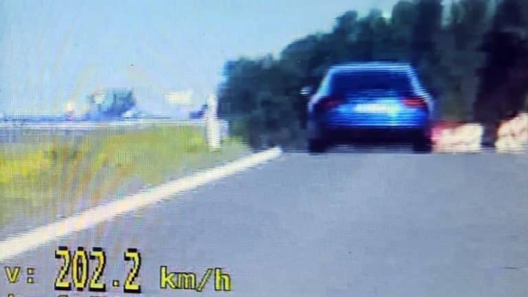 Przekroczenie dozwolonej prędkości przez kierowcę audi