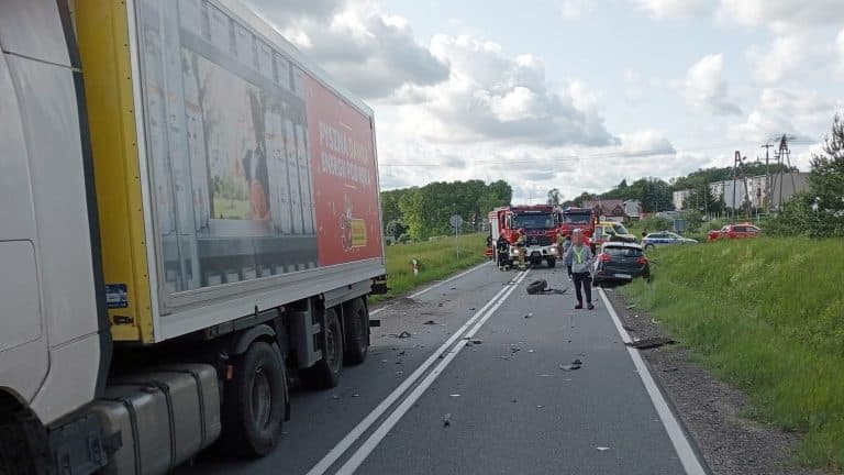 Ciężar&oacute;wka Biedronki zderzyła się z osob&oacute;wką