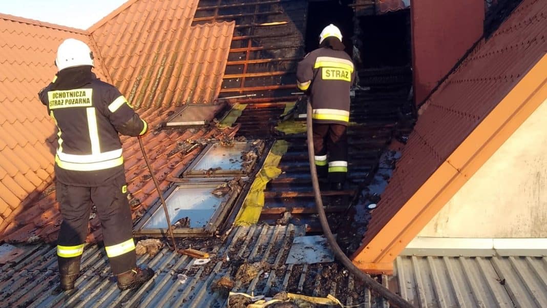 Strażacy rozbierali palący się dach