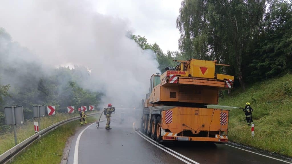 Płonie samochód z dźwigiem