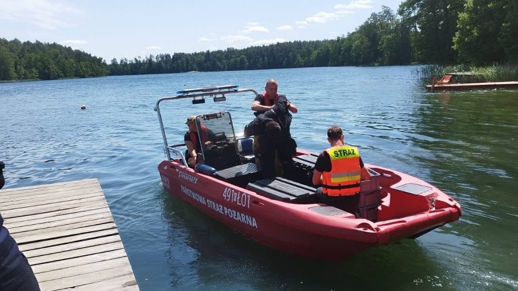 strażacy szukają nurka