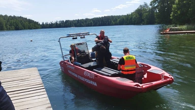 strażacy szukają nurka