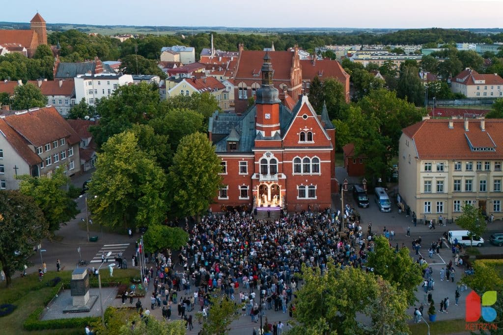 Scena runęła, koncert odwołany… a wtedy Dawid zrobił coś, czego nikt się nie spodziewał! - Koncert odwołano! To, co Dawid Kwiatkowski zrobił później, przeszło do historii Kętrzyna
