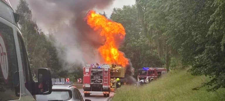 Pożar pod Olsztynem. Trasa DK51 zamieniona w piekło
