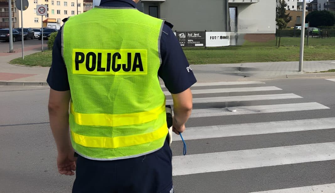 policja na przejściu dla pieszych