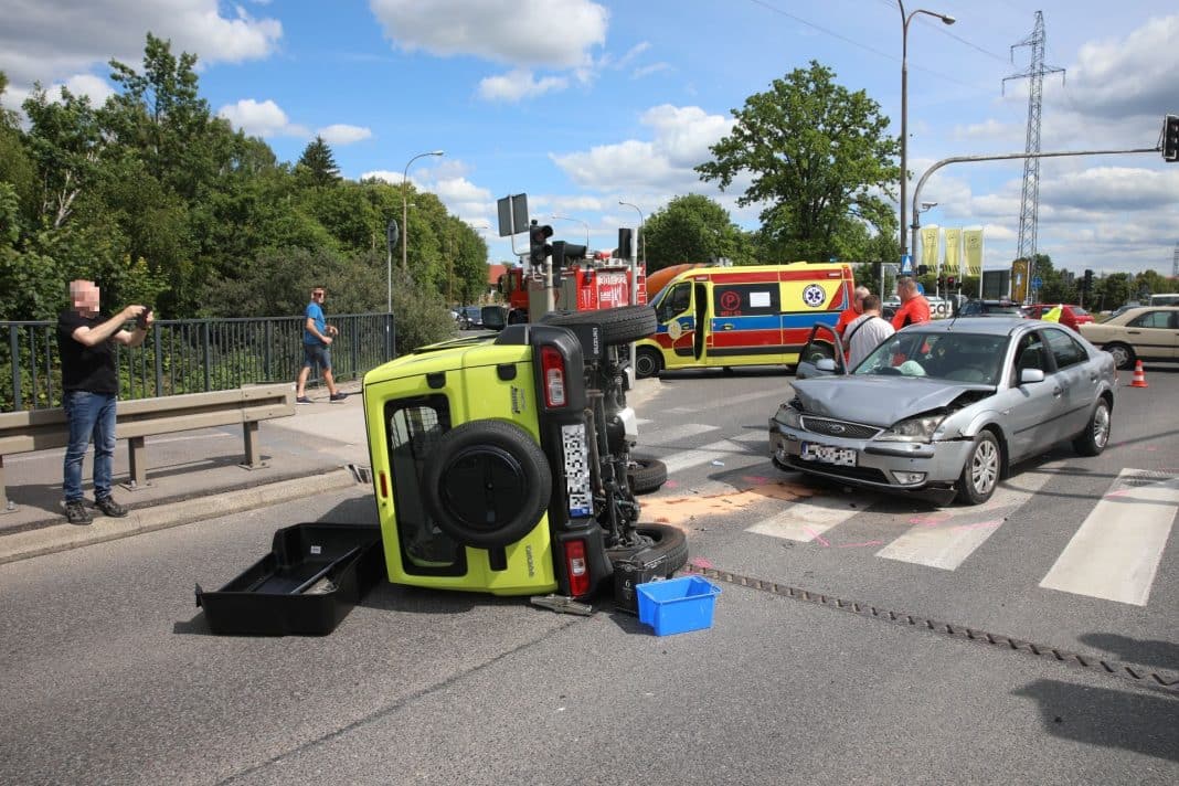Terenówka wywróciła się na skrzyżowaniu