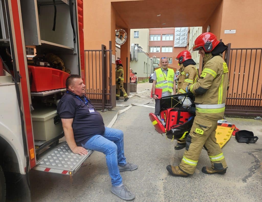 Kilka wozów Komendy Miejskiej Państwowej Straży Pożarnej w Olsztynie przyjechało dziś na sygnale do Szpitala Dziecięcego w Olsztynie. - Straż pożarna w Szpitalu Dziecięcym
