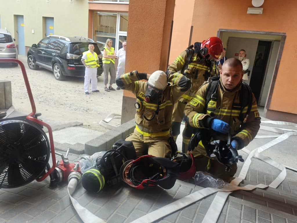 Kilka wozów Komendy Miejskiej Państwowej Straży Pożarnej w Olsztynie przyjechało dziś na sygnale do Szpitala Dziecięcego w Olsztynie. - Straż pożarna w Szpitalu Dziecięcym
