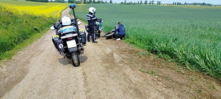 chłoipiec na motocyklu