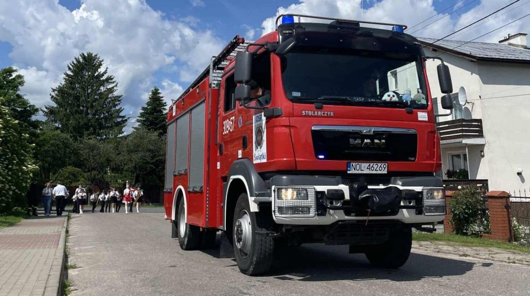 strażacy zbierają środki na zakup opon do wozu bojowego
