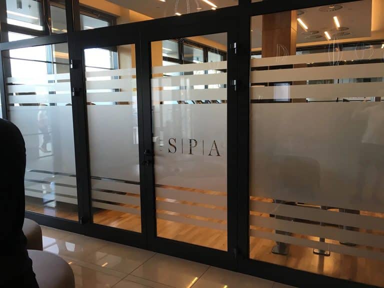 Czy folie architektoniczne naprawdę się opłacają? Praktyczny przewodnik dla właścicieli domów, biur i lokali użytkowych