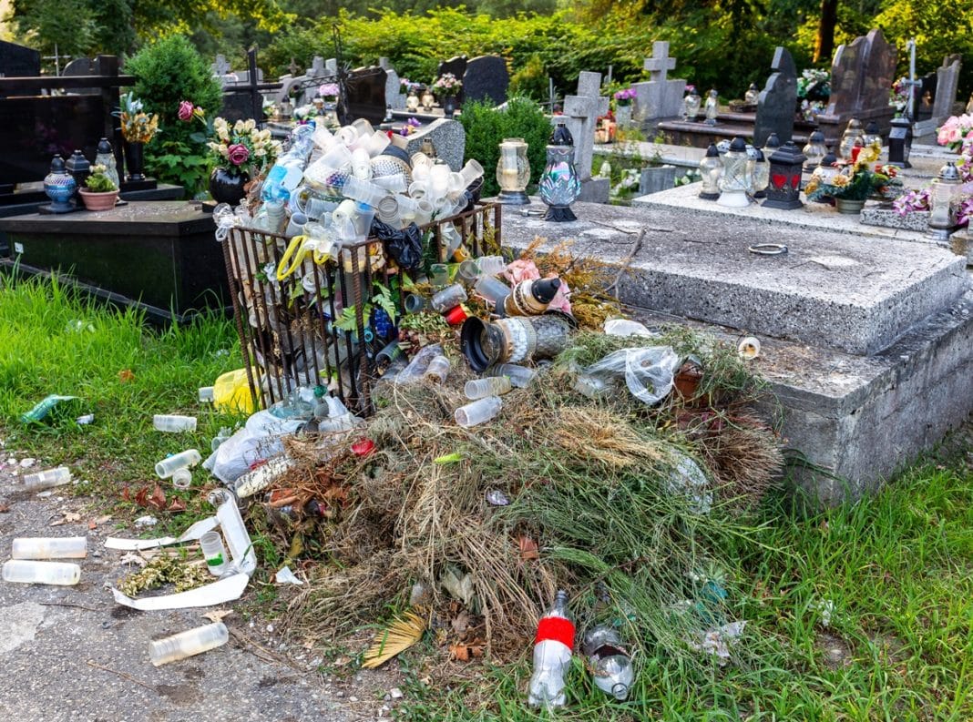 śmietnik na cmentarzu