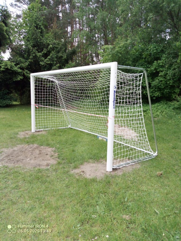 Osiedlowe boiska w Olsztynie przeszły metamorfozę. - Tu dzieciaki grają najczęściej. Boiska zyskały nowe, bezpieczne bramki