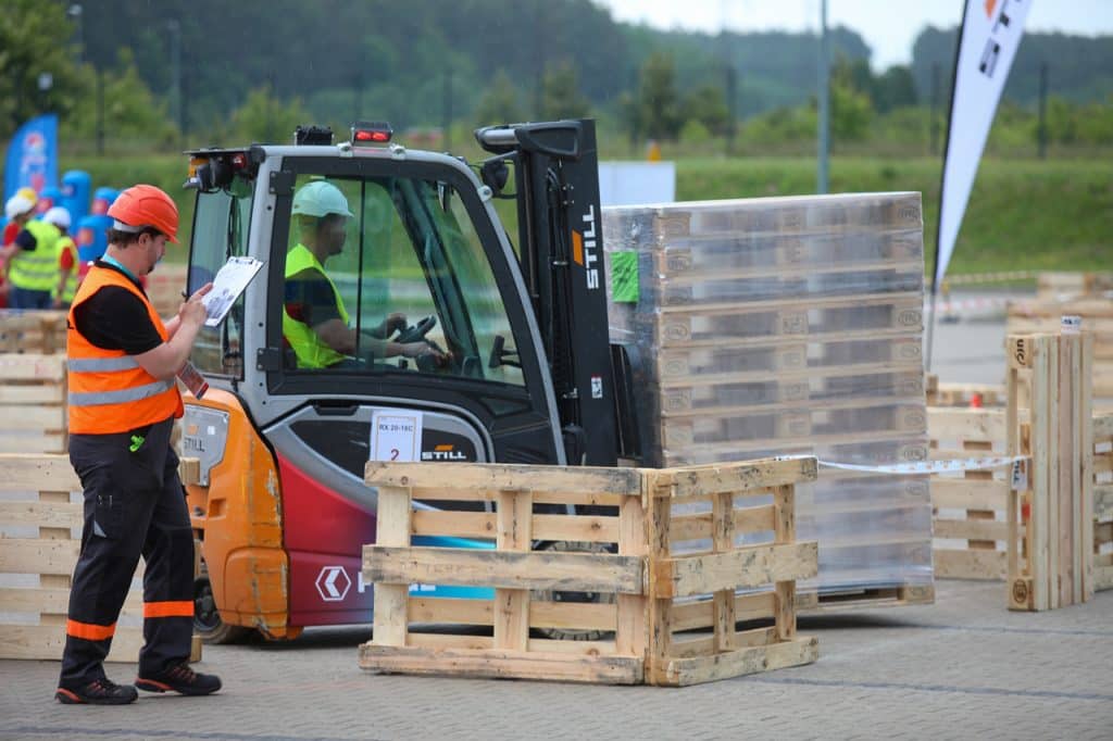 To pierwsza edycja tej niecodziennej rywalizacji. - Niezwykłe zawody pod Olsztynem. Pierwsze Mistrzostwa Operatorów Wózków Widłowych