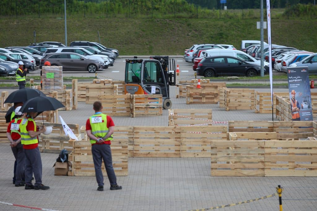 To pierwsza edycja tej niecodziennej rywalizacji. - Niezwykłe zawody pod Olsztynem. Pierwsze Mistrzostwa Operatorów Wózków Widłowych