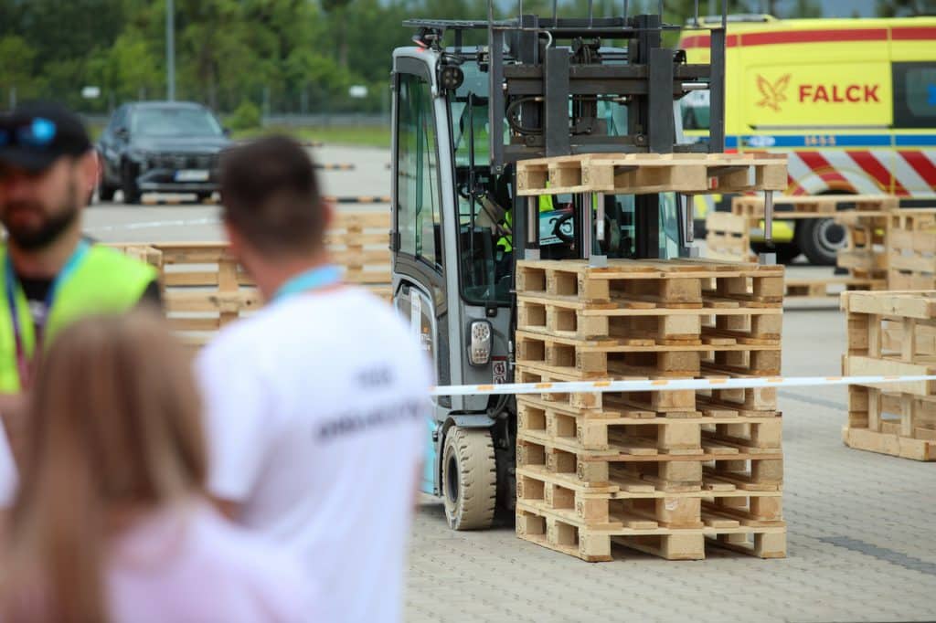 To pierwsza edycja tej niecodziennej rywalizacji. - Niezwykłe zawody pod Olsztynem. Pierwsze Mistrzostwa Operatorów Wózków Widłowych
