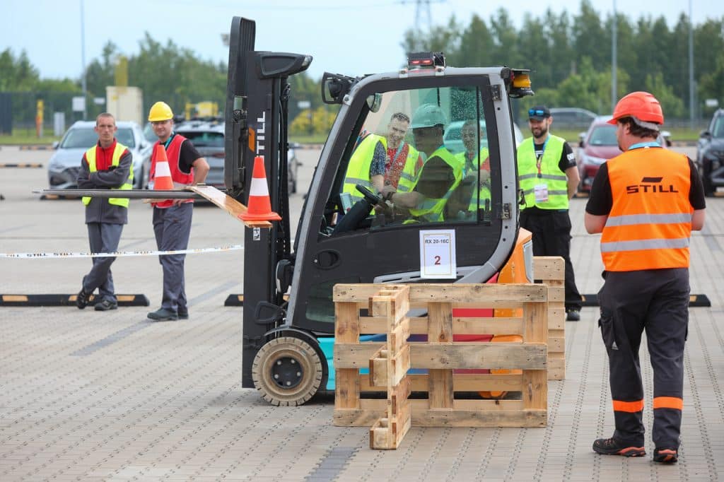 To pierwsza edycja tej niecodziennej rywalizacji. - Niezwykłe zawody pod Olsztynem. Pierwsze Mistrzostwa Operatorów Wózków Widłowych