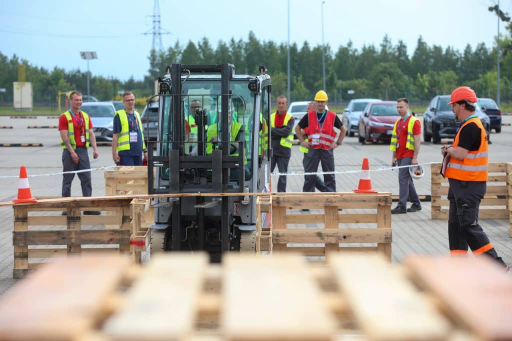 To pierwsza edycja tej niecodziennej rywalizacji. - Niezwykłe zawody pod Olsztynem. Pierwsze Mistrzostwa Operatorów Wózków Widłowych