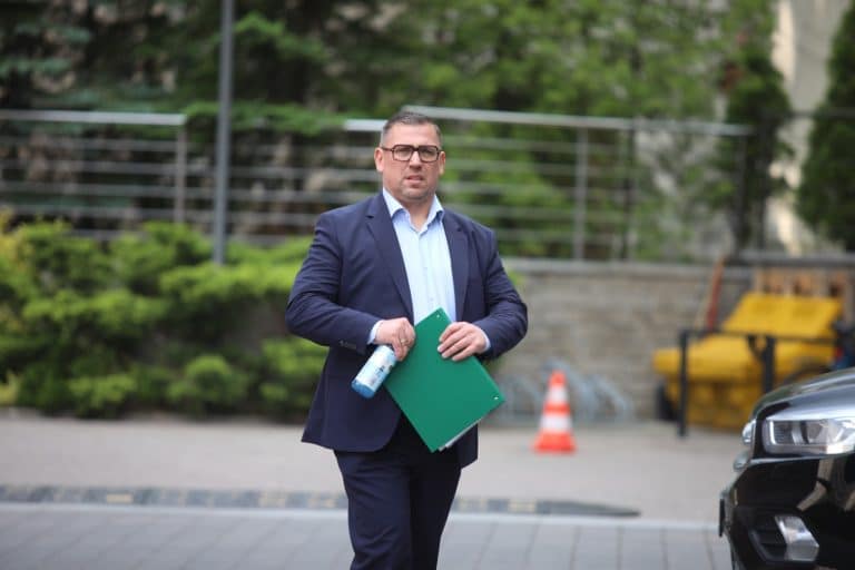 Agent Tomek przed sądem. Nie przyznaje się do winy i m&oacute;wi o politycznej zemście