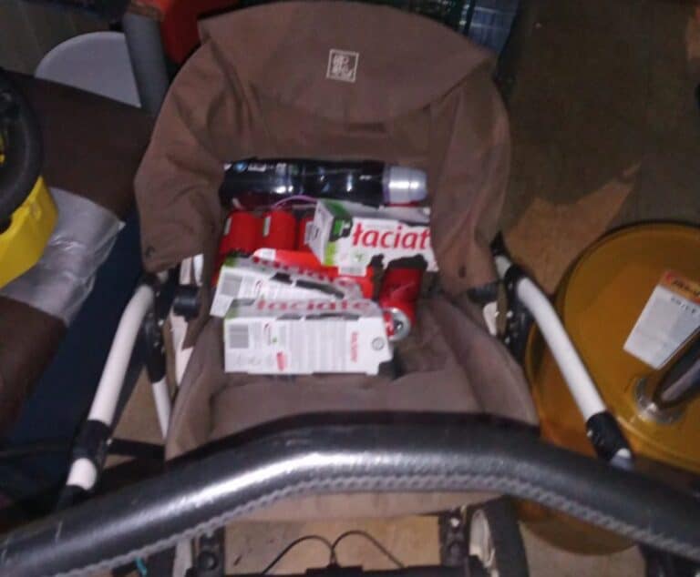 porzucony w&oacute;zek z zakupami