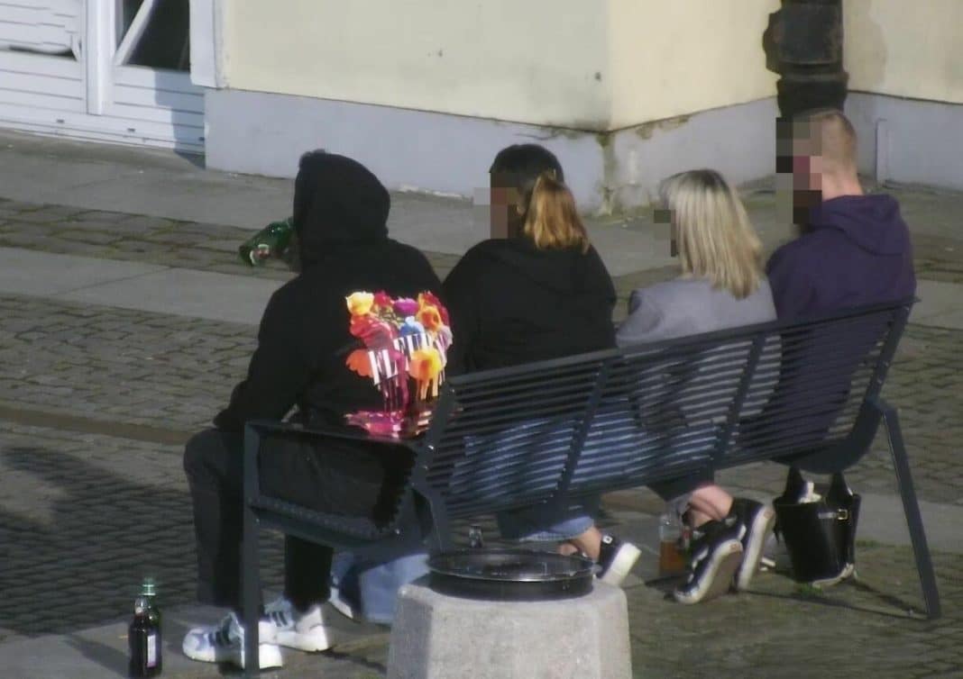 spożywali alkohol pod biblioteką na Starym Mieście w Olsztynie