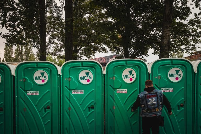 Koszty i oszczędności związane z wynajmem toalet przenośnych na działkę i budowę