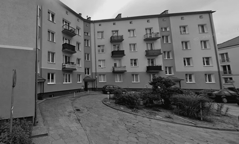 Tragedia podczas policyjnej interwencji. Mężczyzna wypadł z trzeciego piętra