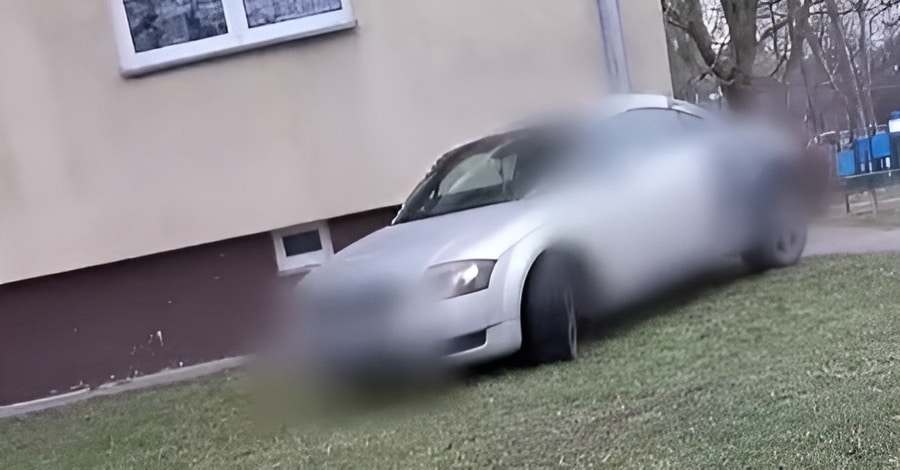 audi jechało po chodniku