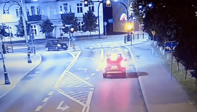 auto jechało po krawężnikach