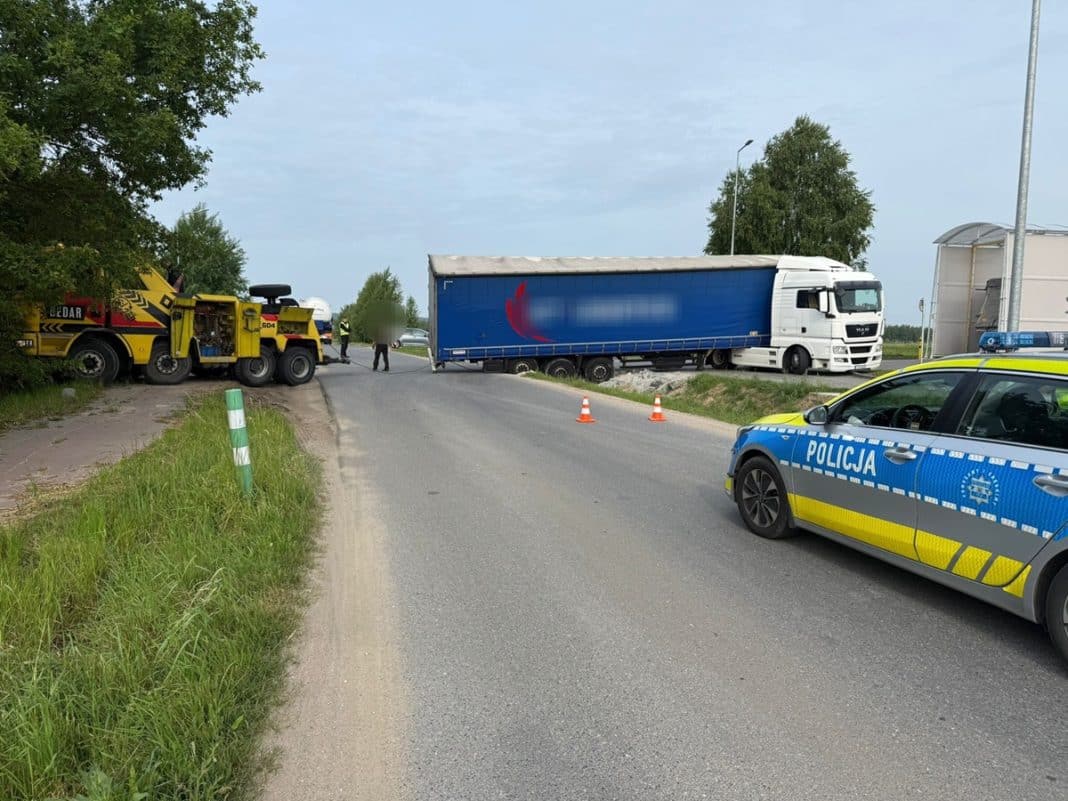 ciężarówka zablokowała drogę