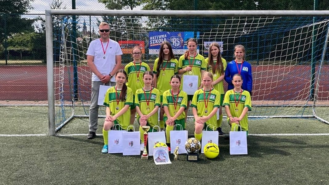 Drużyna dziewcząt z Tylic