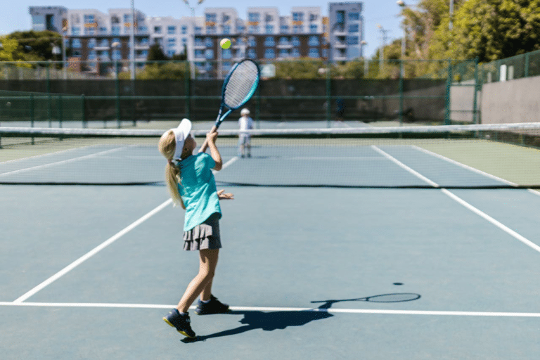 Jak powstał padel i jak w niego grać?