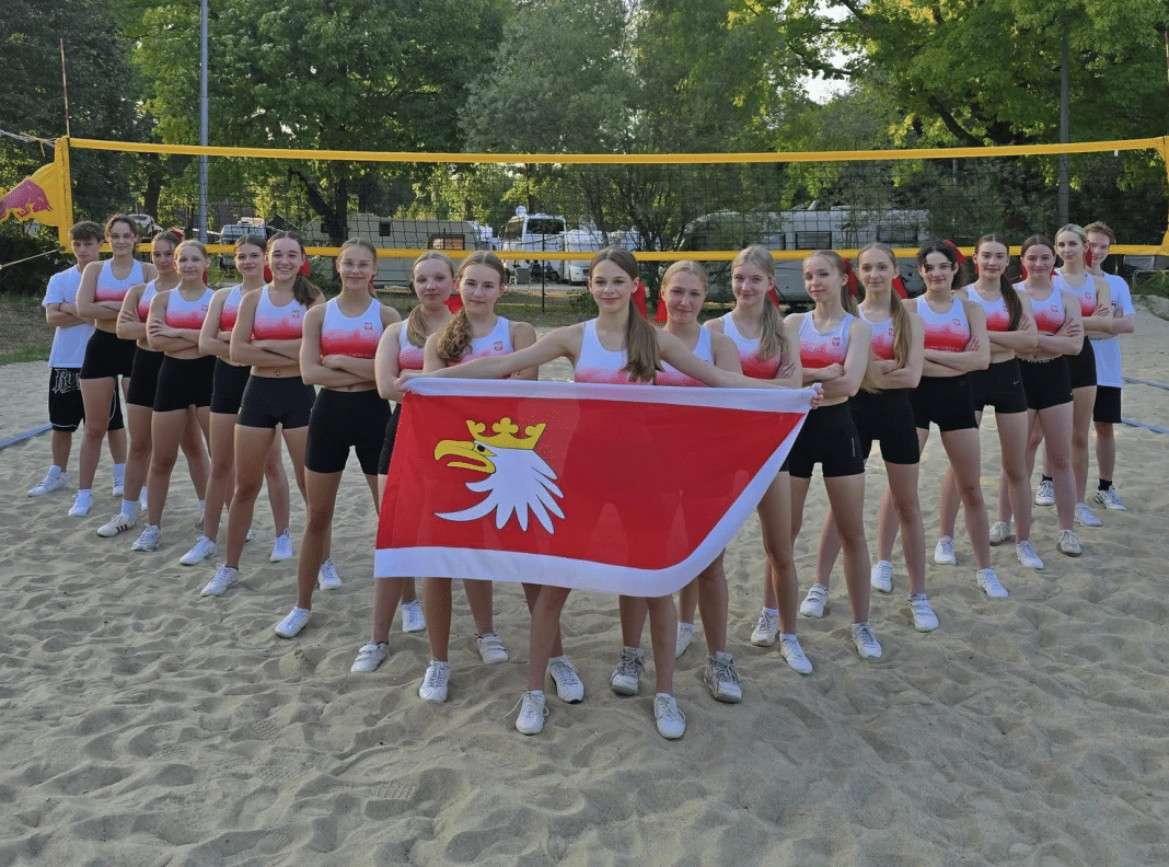 drużyna dziewcząt i chłopaków z Olsztyńskiej Szkoły Cheerleader