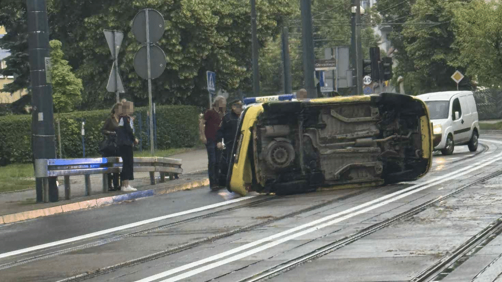 Paraliż na ruchliwej ulicy Olsztyna. - Dachowanie w centrum Olsztyna: auto leży na torowisku tramwajowym