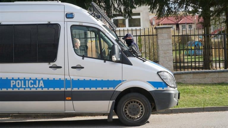 Policyjny samochód.